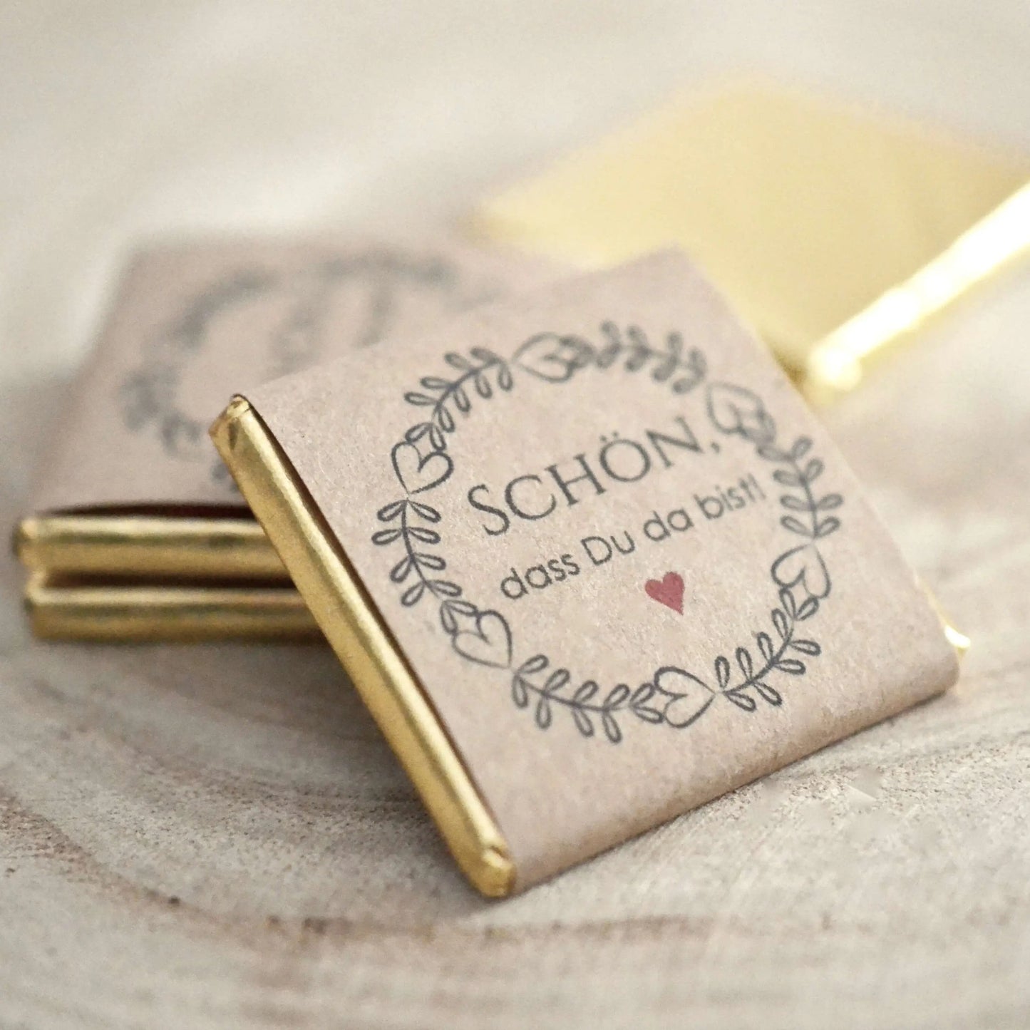 Personalisierte Gastgeschenke Schokolade mit dem Text Schön, dass Du da bist!