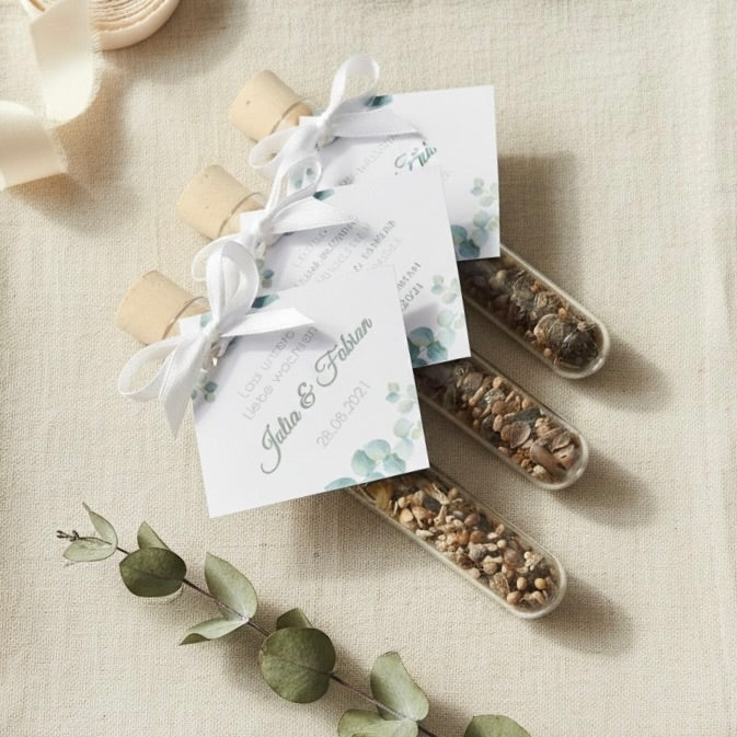 Personalisierte Gastgeschenke mit Blumensamen im Reagenzglas – nachhaltig, individuell mit Namensanhänger quadratisch