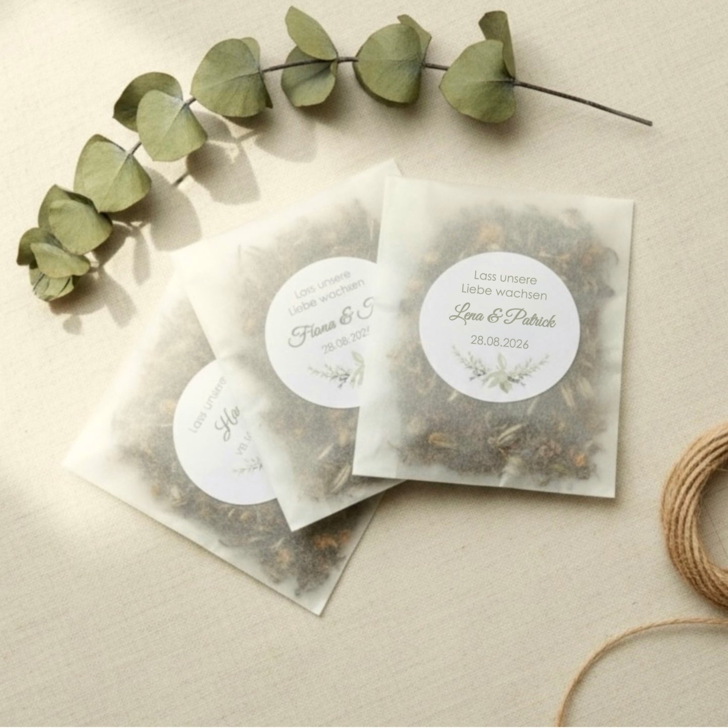 Personalisierte Blumensamen als nachhaltiges Gastgeschenk zur Hochzeit in Saatgut-Tütchen auf Holztisch