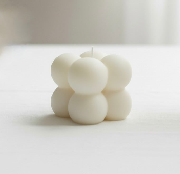 Cremeweiße Bubble Kerze aus Sojawachs einzeln – minimalistische kleine Kerze als Gastgeschenk zur Hochzeit, wahlweise auch ohne Verpackung erhältlich.