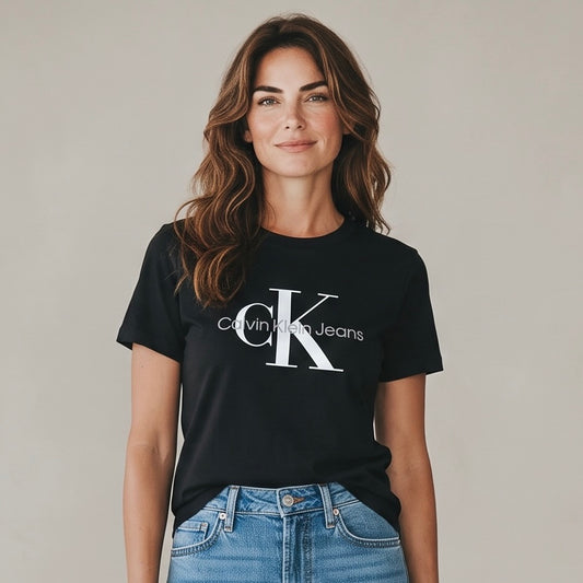 Original Calvin Klein Jeans Damen T-Shirt in schwarz mit ikonischem CK Logo-Print. Sorgfältig ausgewählte Premium-Second-Hand-Mode von Velvet Design