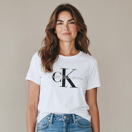 Original Calvin Klein Jeans Damen T-Shirt in Weiß mit ikonischem CK Logo-Print. Sorgfältig ausgewählte Premium-Second-Hand-Mode von Velvet Design