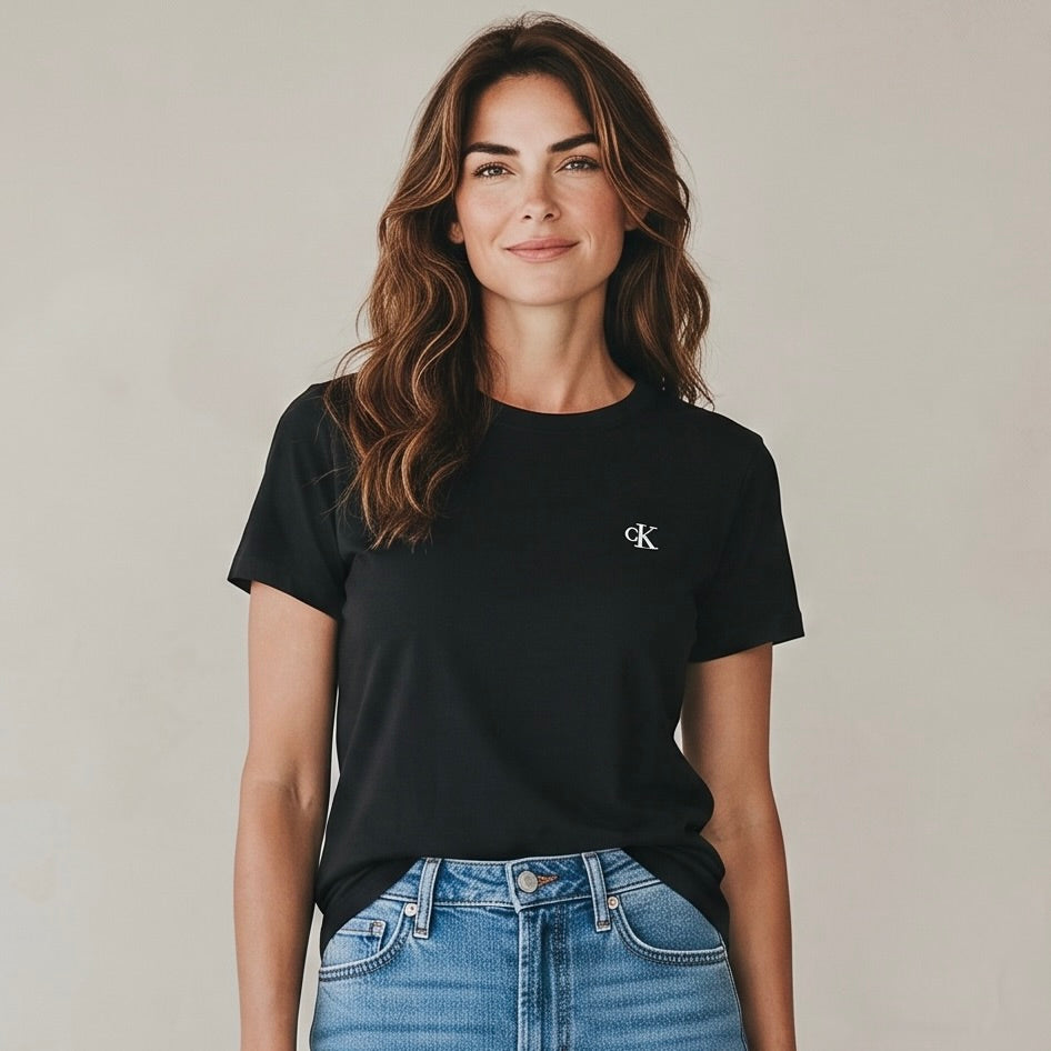 Original Calvin Klein Damen T-Shirt in schwarz mit CK Logo Stickerei. Sorgfältig ausgewählte Premium-Second-Hand-Mode von Velvet Design