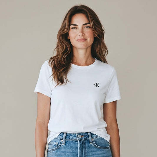 Original Calvin Klein Damen T-Shirt in Weiß mit CK Logo Stickerei. Sorgfältig ausgewählte Premium-Second-Hand-Mode von Velvet Design