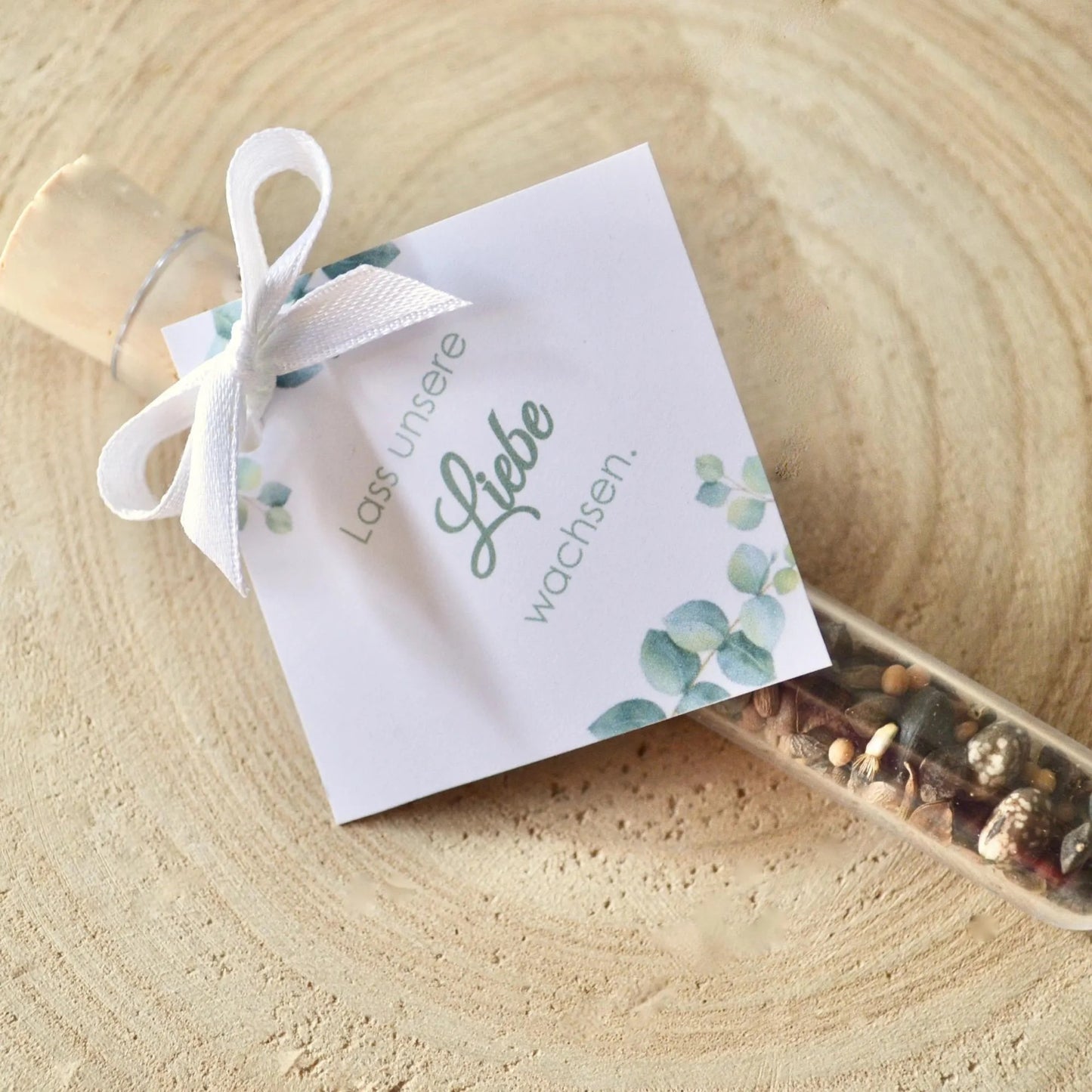 Gastgeschenk Blumensamen mit Anhänger und Aufschrift Lass unsere Liebe wachsen 
