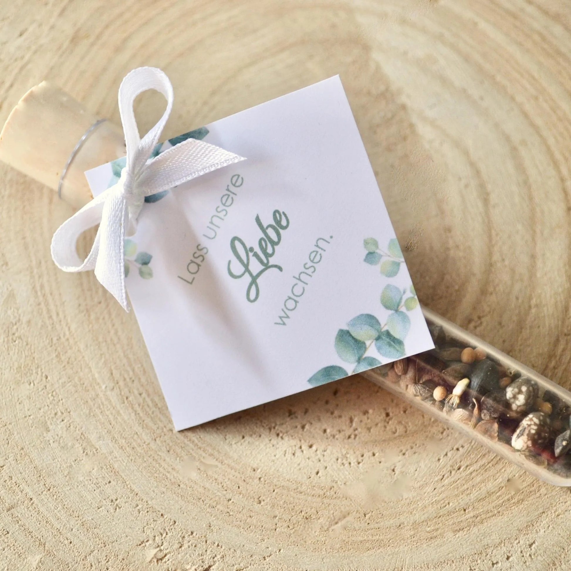Gastgeschenk Blumensamen mit Anhänger und Aufschrift Lass unsere Liebe wachsen 
