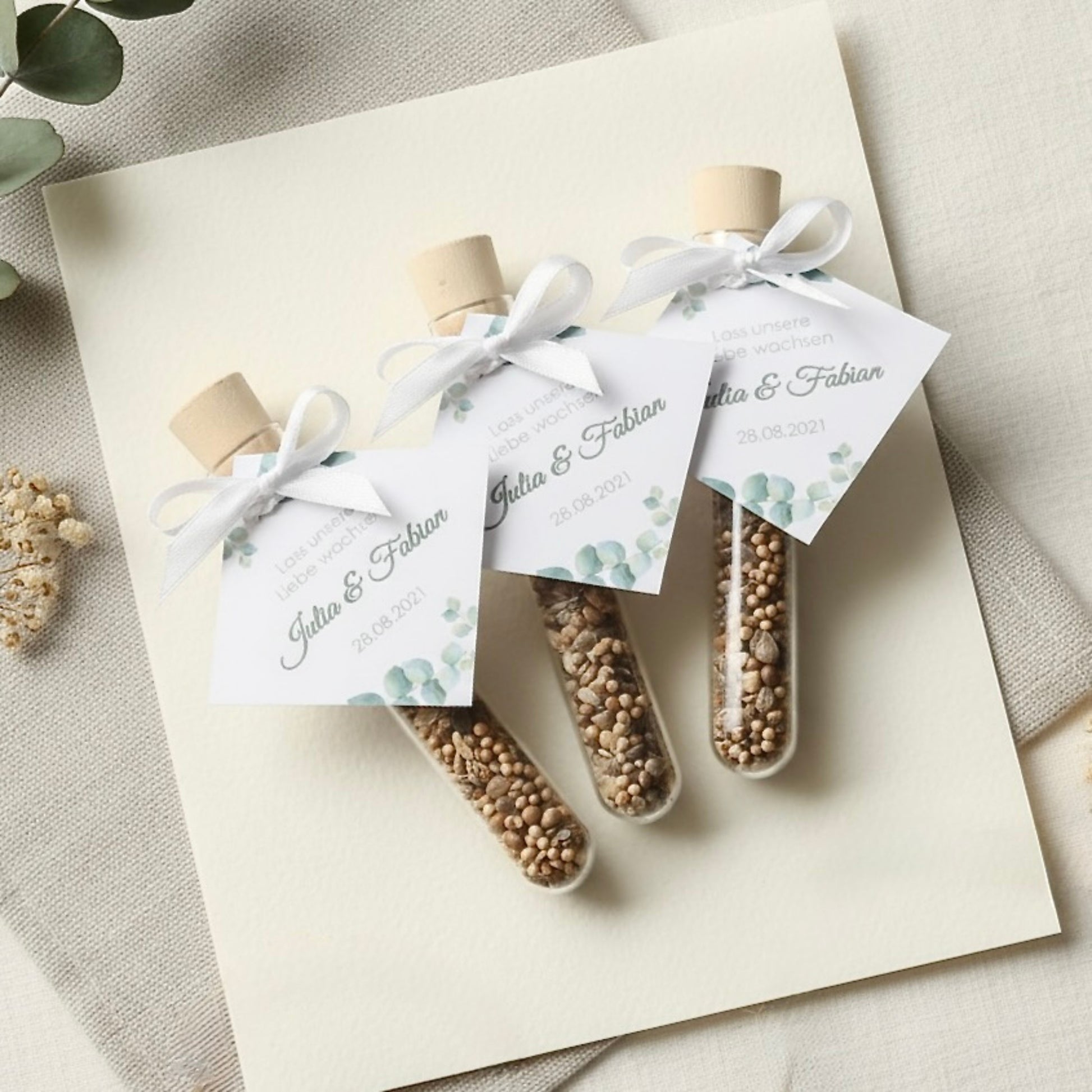 Personalisierte Gastgeschenke mit Blumensamen im Reagenzglas aus Acryl – nachhaltig, individuell mit Namensanhänger quadratisch