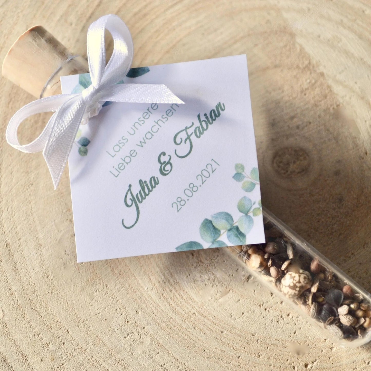 Gastgeschenk Blumensamen im Reagenzglas mit personalisiertem Anhänger
