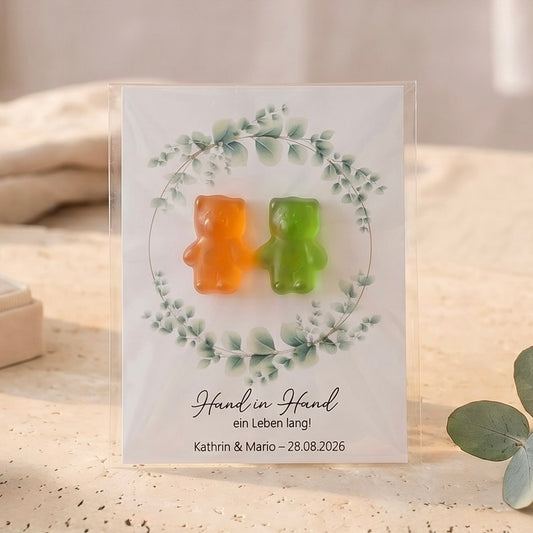 Personalisiertes Gastgeschenk zur Hochzeit mit Fruchtgummi-Bären, Bärchen Pärchen, individueller Namenskarte und Eukalyptus-Design – liebevoll handgefertigt von Velvet Design. Gesamtansicht.