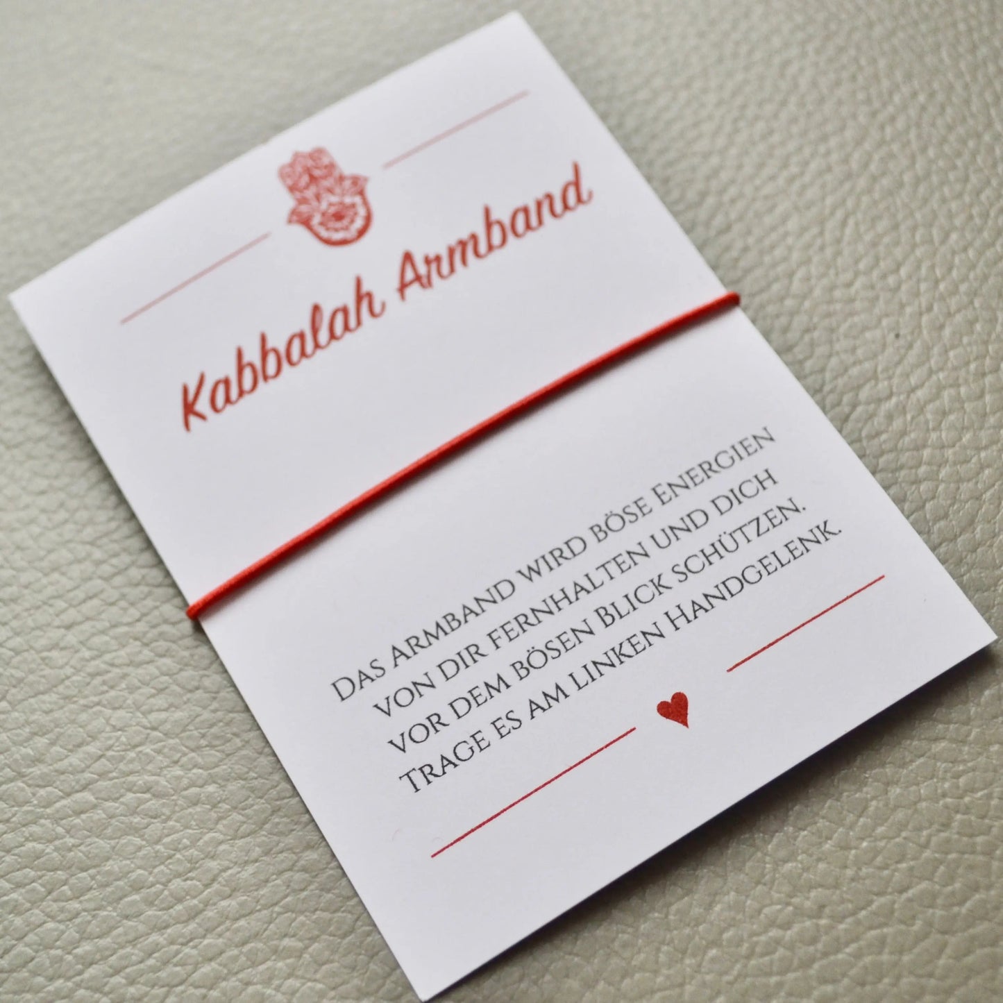 Minimalistisches Kabbalah Armband aus rotem Band ohne Anhänger – traditionelles Schutzarmband gegen den bösen Blick als Glücksbringer.