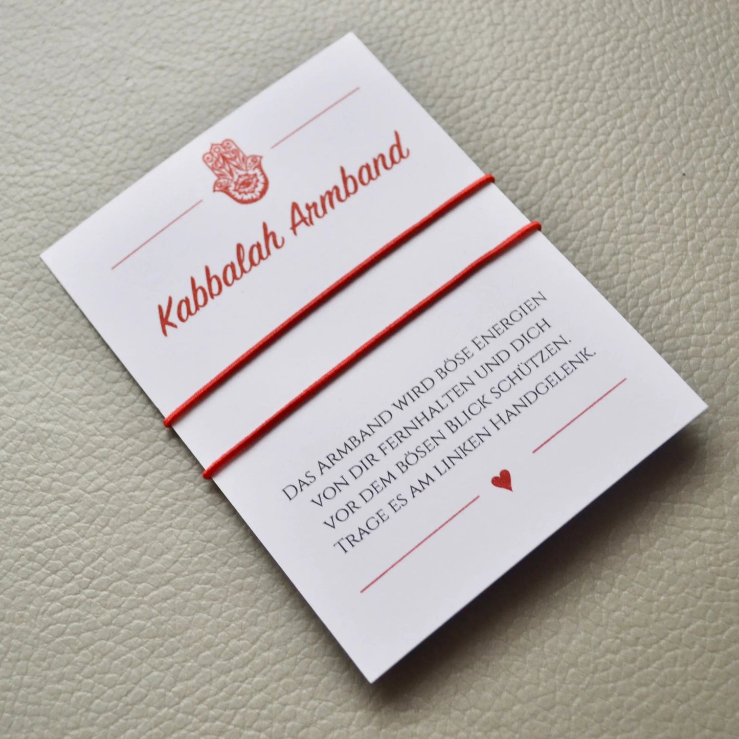 Set aus zwei roten Kabbalah Armbändern auf Schmuckkarte – Partnerarmband, Freundschaftsarmband oder Geschenk für Paare und beste Freunde