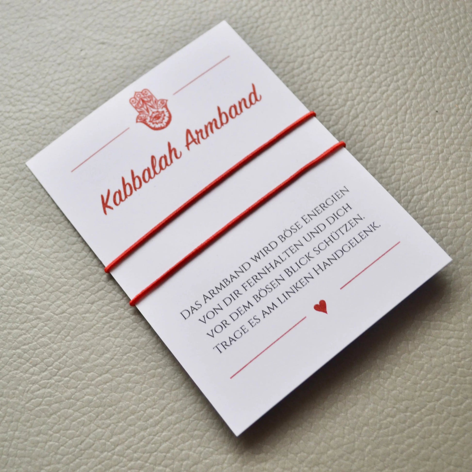 Set aus zwei roten Kabbalah Armbändern auf Schmuckkarte – Partnerarmband, Freundschaftsarmband oder Geschenk für Paare und beste Freunde