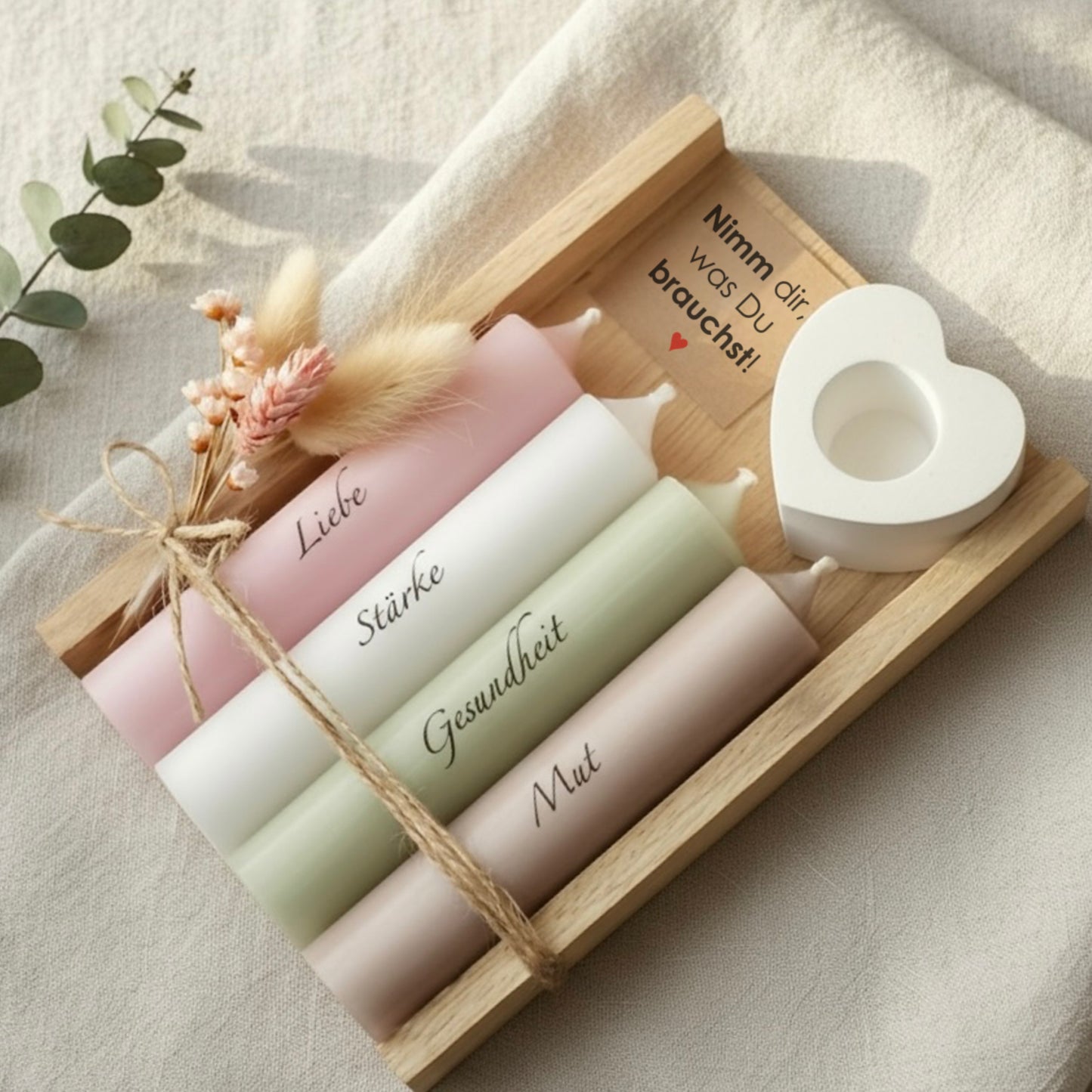 Nimm dir was du brauchst Kerzen Geschenk SET. Vier Kerzen in einer Holz Geschenkbox mit Schleife und einem kleinen Strauss Trockenblumen.