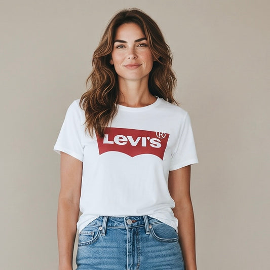 Original Levi's Damen T-Shirt in Weiss mit rotem Batwing Logo. Hochwertige Premium-Second-Hand-Mode, sorgfältig ausgewählt von Velvet Design.
