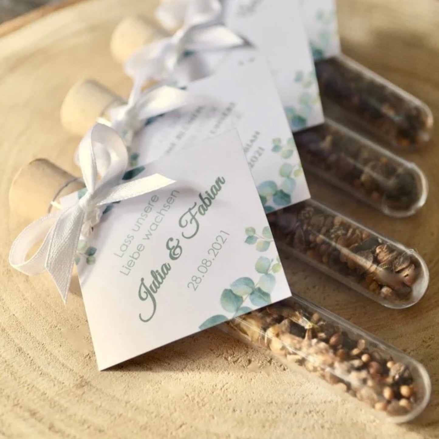 Personalisierte Gastgeschenke mit Blumensamen im Reagenzglas – nachhaltig, individuell mit Namensanhänger quadratisch