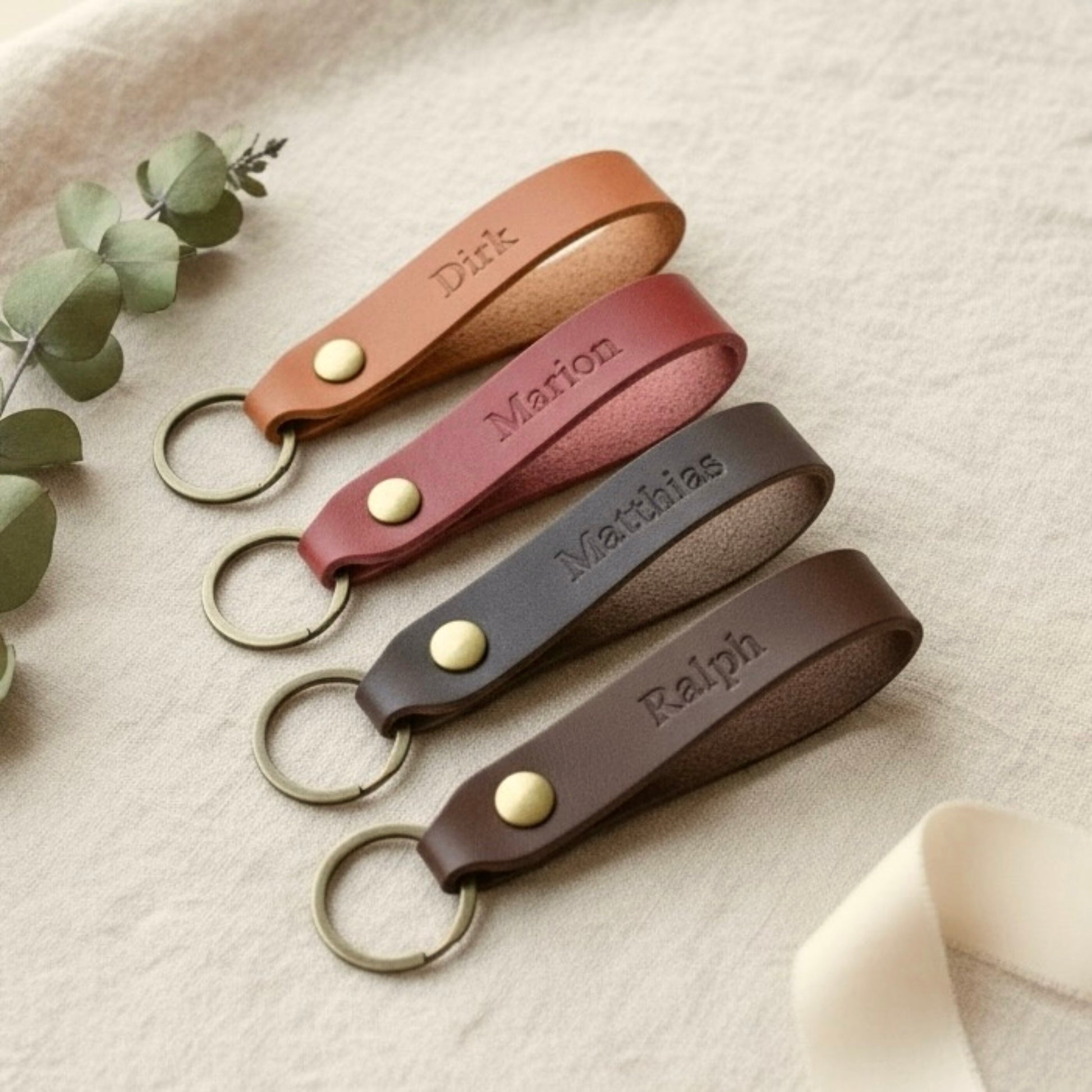 Schlüsselanhänger aus Leder | Lederschlüsselanhänger mit Wunschtext wie NAME, Beser Papa - Velvet Design