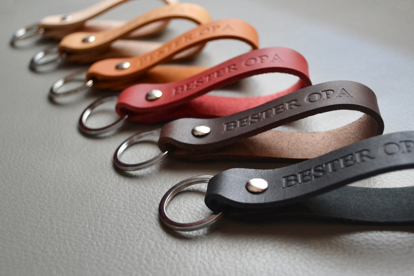 Personalisierter Schlüsselanhänger aus Leder mit Prägung